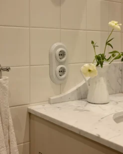 Eluttag dubbelt vitt porslin - Fontini infällt