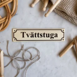Emaljskylt - Tvättstuga vit/svart