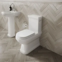 WC - Riviera golvstående toalett, P-lås med sits & kromdetaljer