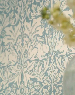 William Morris & Co. Tapet - Brer Rabbit Indigo/Vellum